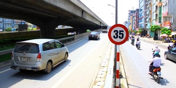 Tại các nhánh lên, xuống của tuyến đường cao tốc trên cao đường Vành đai 3 (Hà Nội) đang có những tấm biển báo hạn chế tốc độ 35 km/h. Ảnh: Một Thế Giới.